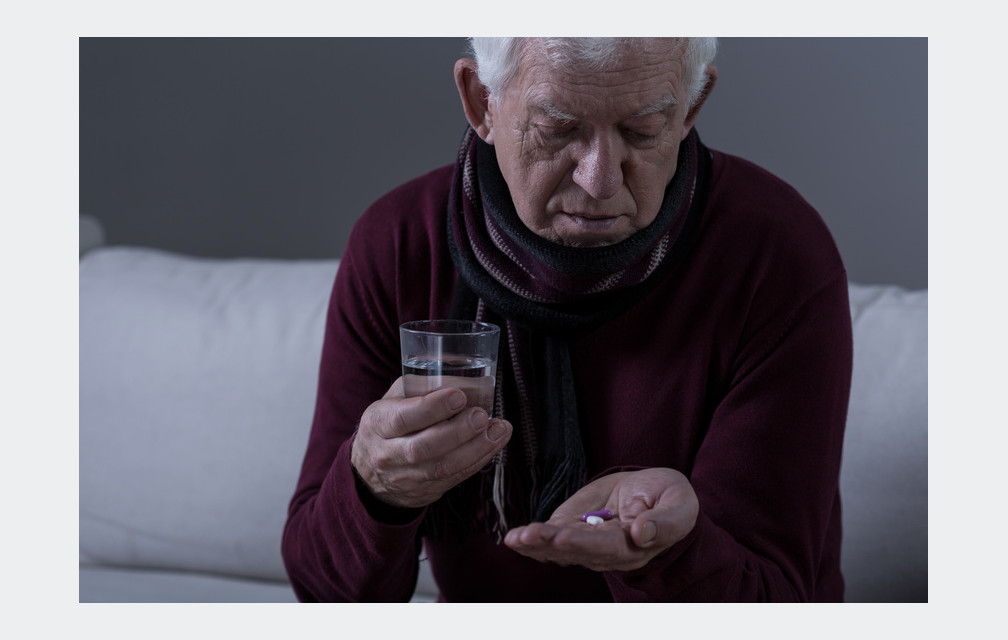 Prescrit-on trop de médicaments aux seniors ?