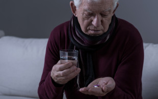 Prescrit-on trop de médicaments aux seniors ?