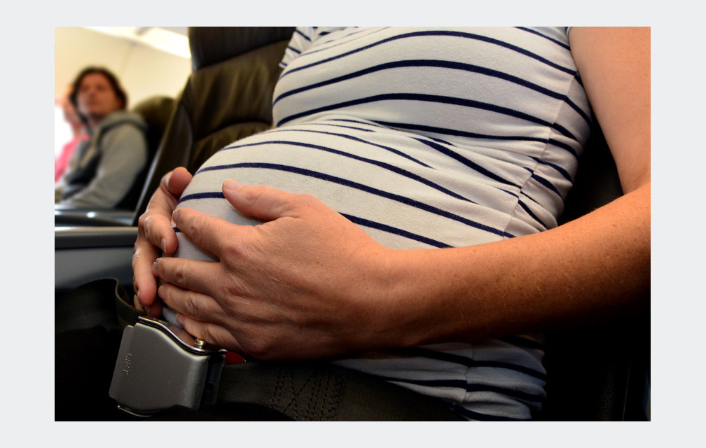 « Je suis enceinte et je prends l’avion, quelles dispositions prendre ? »