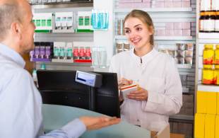 Les préparateurs ont connu la plus forte hausse de salaire des métiers de la santé !