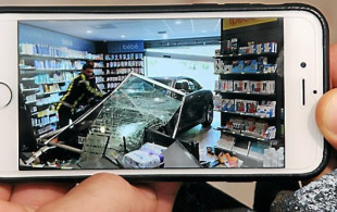 Une voiture s’encastre par accident dans une pharmacie à Nîmes !